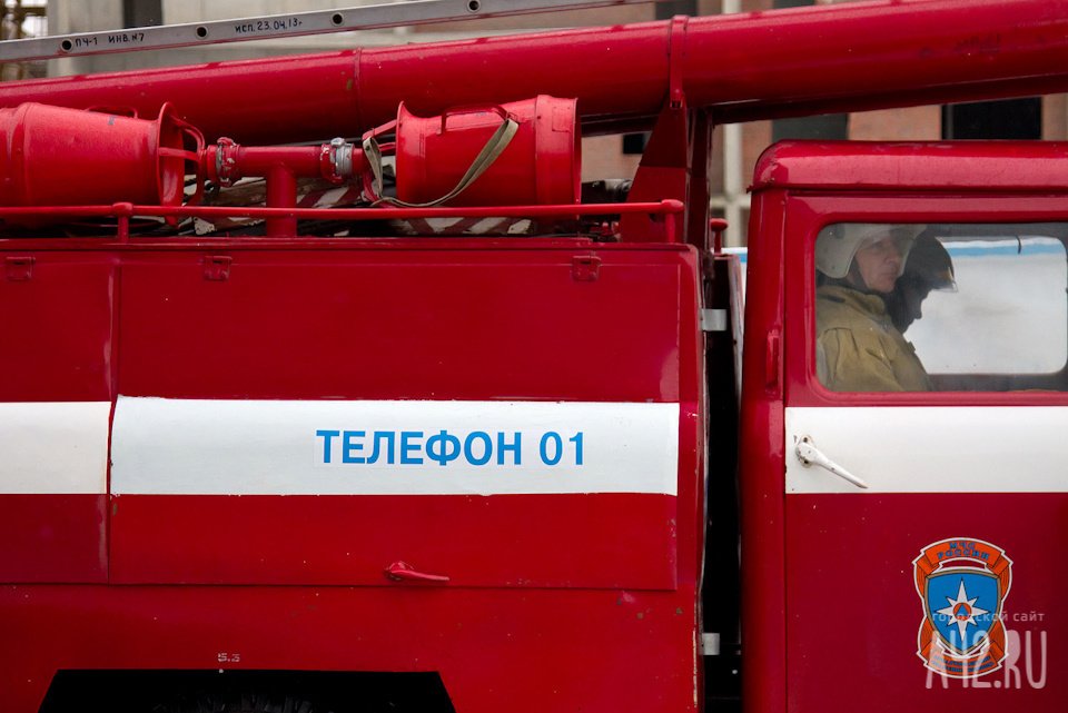 Спасатели МЧС России ликвидировали пожар в частном двухквартирном жилом доме и хозяйственной постройке в Тисульском МО