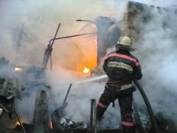 Спасатели МЧС России ликвидировали пожар в частном жилом двухквартирном доме в Тисульском МО