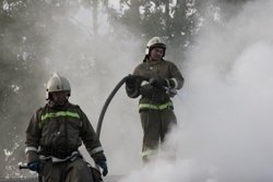 Спасатели МЧС России ликвидировали пожар в частной хозяйственной постройке в Тисульском МО