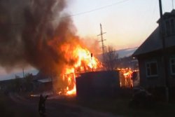 Спасатели МЧС России ликвидировали пожар в частных хозяйственных постройках в Тисульском МО