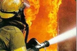 Спасатели МЧС России ликвидировали пожар в частных хозяйственных постройках в Тисульском МО