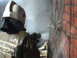 Спасатели МЧС России ликвидировали пожар в частной хозяйственной постройке и жилом доме в Тисульском МО