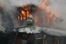 Спасатели МЧС России ликвидировали пожар в частном двухквартирном жилом доме, легковом автомобиле в Тисульском МО