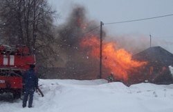 Спасатели МЧС России ликвидировали пожар в частном жилом доме, хозяйственной постройке в Тисульском МО